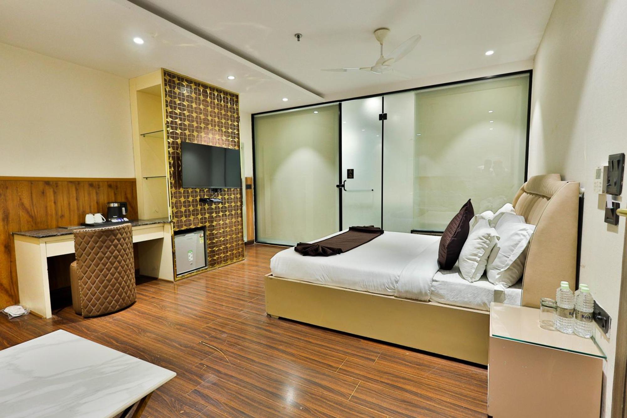 Clay Inn Hotels, Paschim Vihar Delhi  Buitenkant foto