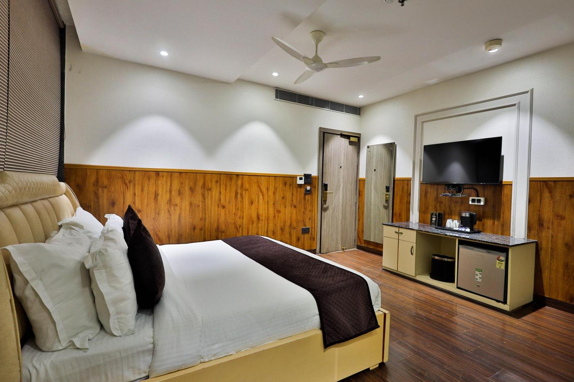 Clay Inn Hotels, Paschim Vihar Delhi  Buitenkant foto